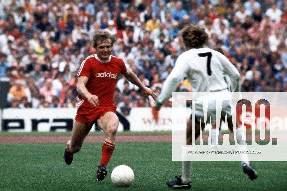 Björn Andersson (FC Bayern München) gegen Allan Simonsen (Borussia Mönchengladbach)