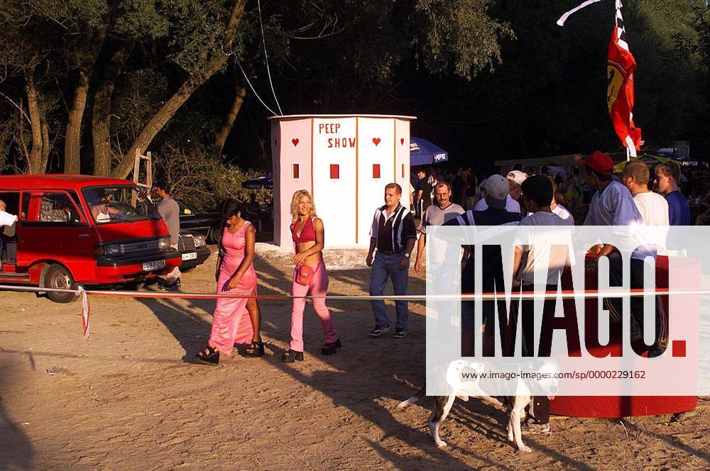 Erotik-Camping Budapest: Kampfhunde, Prostituierte, Peepshow-Hütten aus Pappe Motorsport Grand Prix Herren Großer Preis von Ungarn 2000, GP, WM, F1, F, Formel 1 Weltmeisterschaft Totale Hungaroring Budapest
