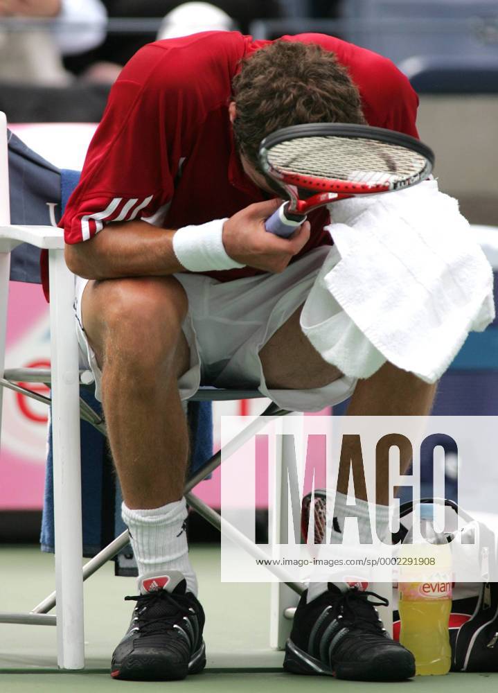 Marat Safin (Rußland) enttäuscht - (NYP2006090629) Tennis Herren US Open 2006, Grand Slam, ATP Tour, Hartplatz, Hardcourt, Hartplatztennis, Hartplatzturnier Einzelbild Flushing Meadow, Meadows New York, NY, N Y Enttäuschung, Verzweiflung, Tennis Herren US Open 2006, Grand Slam, ATP Tour, Hartplatz, Hardcourt, Hartplatztennis, Hartplatzturnier Einzelbild Flushing Meadow, Meadows New York, NY, N Y Enttäuschung, Verzweiflung,
