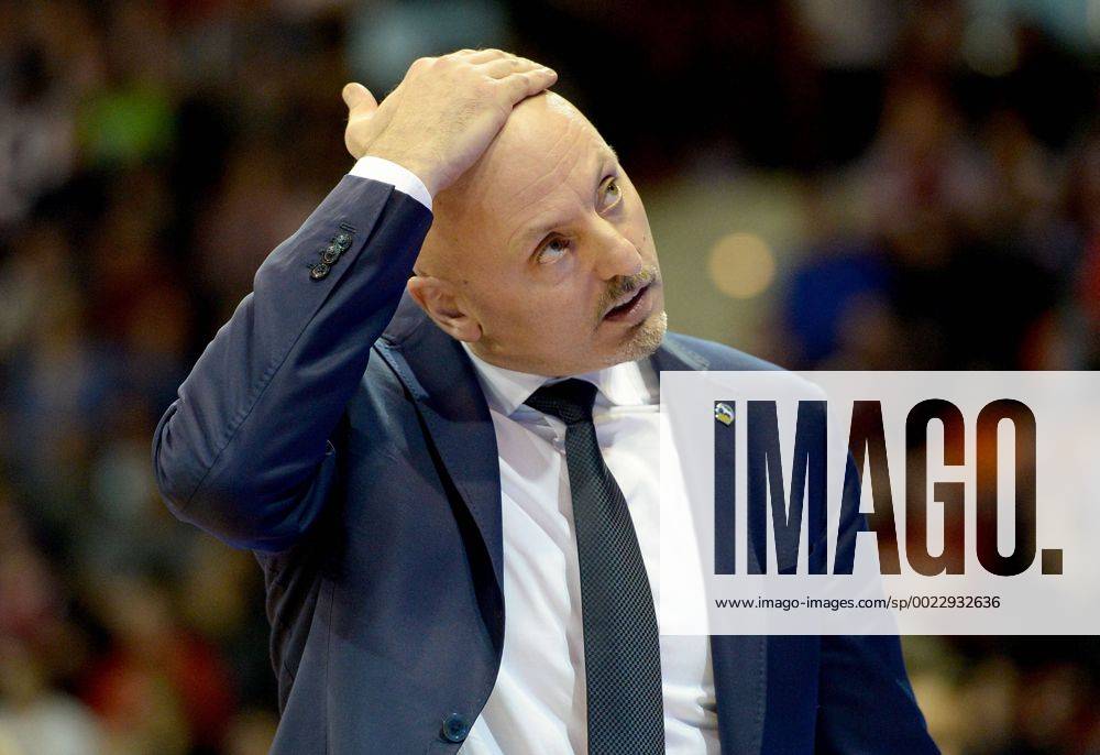 Basketball Beko Top 4, Halbfinale, Frankfurt Skyliners - Brose Baskets Bamberg,, v.l. Trainer Sasa Obradovic (Alba Berlin) gibt Anweisungen, gestikuliert, mit den Armen gestikulieren gives instructions, gesticulate.