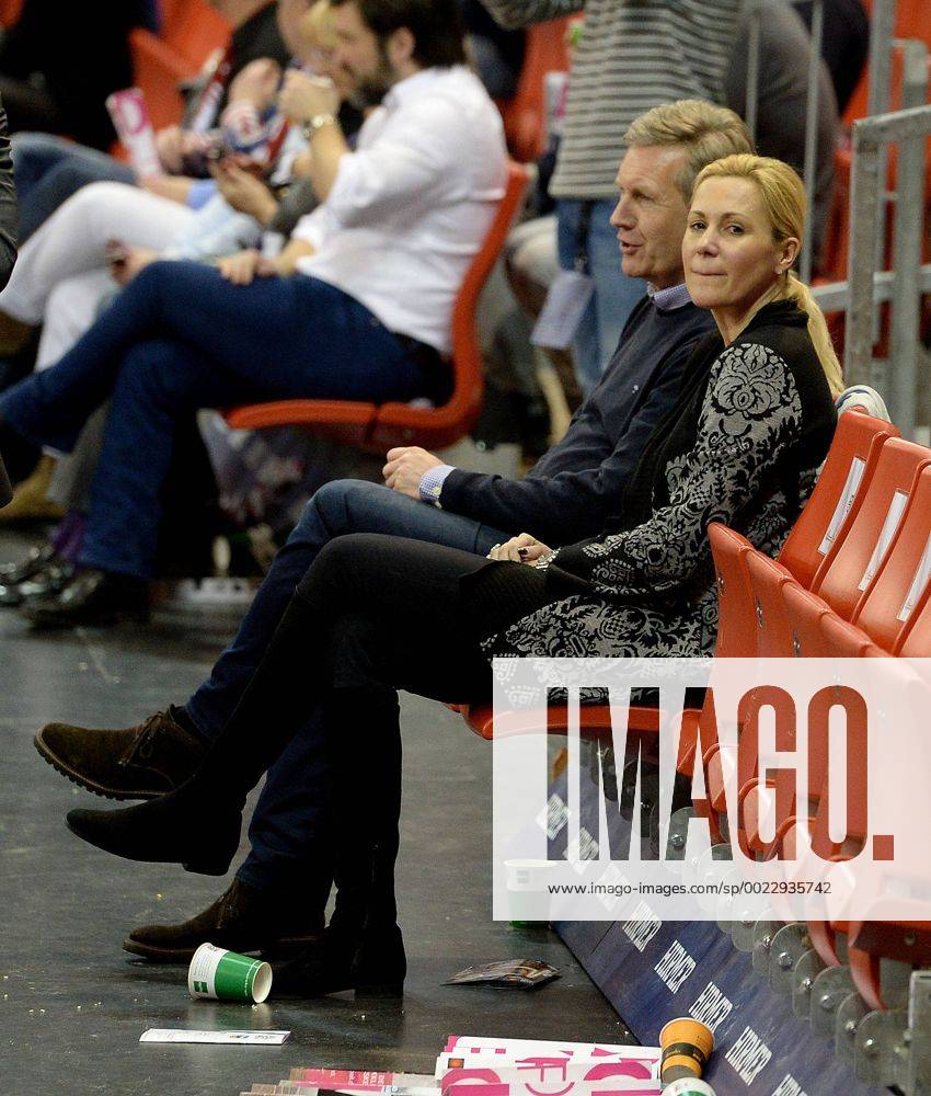 Basketball Beko Top 4, Halbfinale, Frankfurt Skyliners - Brose Baskets Bamberg,, v.l. Bettina Wulff und Christian Wulff