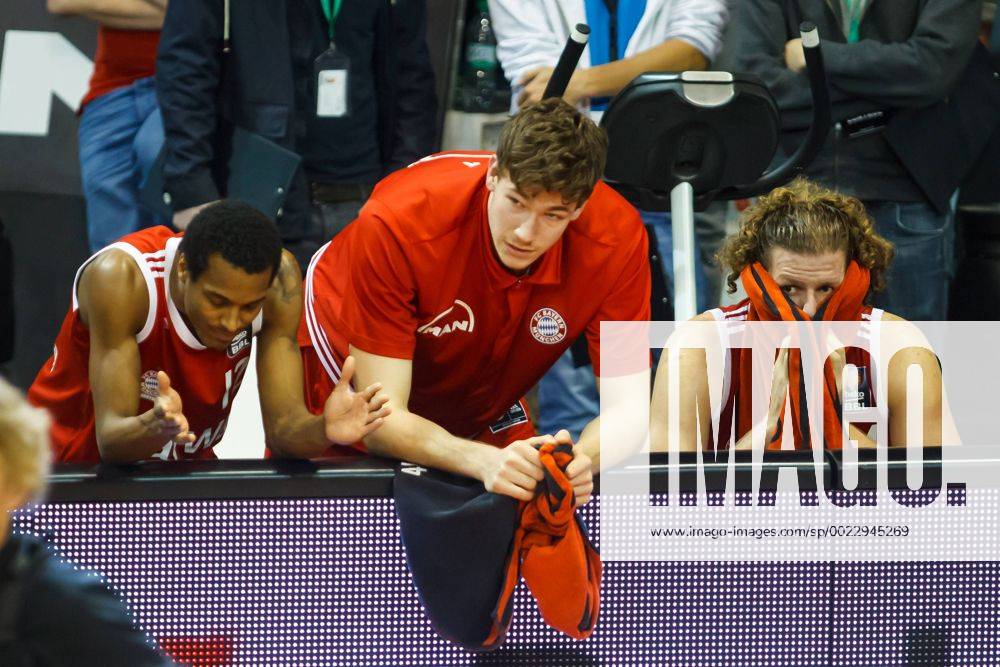 GER, Beko BBL TOP FOUR Finale, FC Bayern Muenchen vs. Alba Berlin 21.02.2016, Audi Dome, Muenchen, GER, Beko BBL TOP FOUR Finale, FC Bayern Muenchen vs. Alba Berlin , im Bild die Bayern mit Alex Renfroe (Bayern 12) und John Bryant (Bayern 54) entauscht nphxStraubmeier