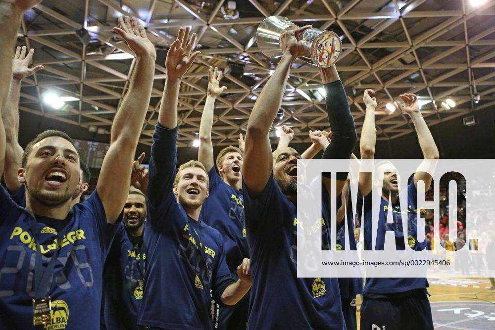 Muenchen Niels Giffey ( ALBA BERLIN ) Alex King ( ALBA BERLIN ) Jonas Wohlfarth-Bottermann ( ALBA BERLIN ) mit dem Pokal, FC Bayern Muenchen Basketball vs. ALBA Berlin, Beko BBL TOP FOUR 2016, Finale,21.02.2016,
