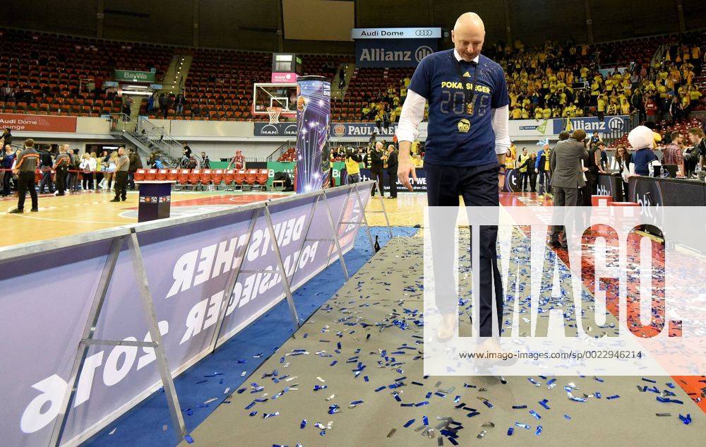 - Sport 21.02.2016, Basketball Beko Top 4, Finale, FC Bayern Muenchen - Alba Berlin,, v.l. Trainer Sasa Obradovic (Alba Berlin) jubeln jubelt nach Spielende.