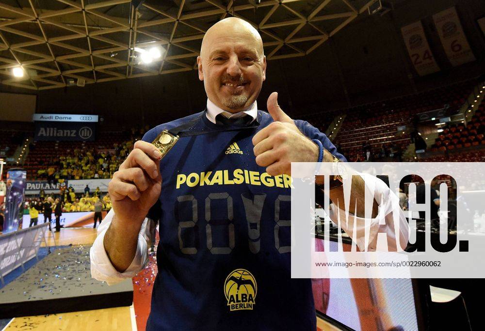 Basketball Beko Top 4, Finale, FC Bayern Muenchen - Alba Berlin,, v.l. Trainer Sasa Obradovic (Alba Berlin) jubeln jubelt nach Spielende