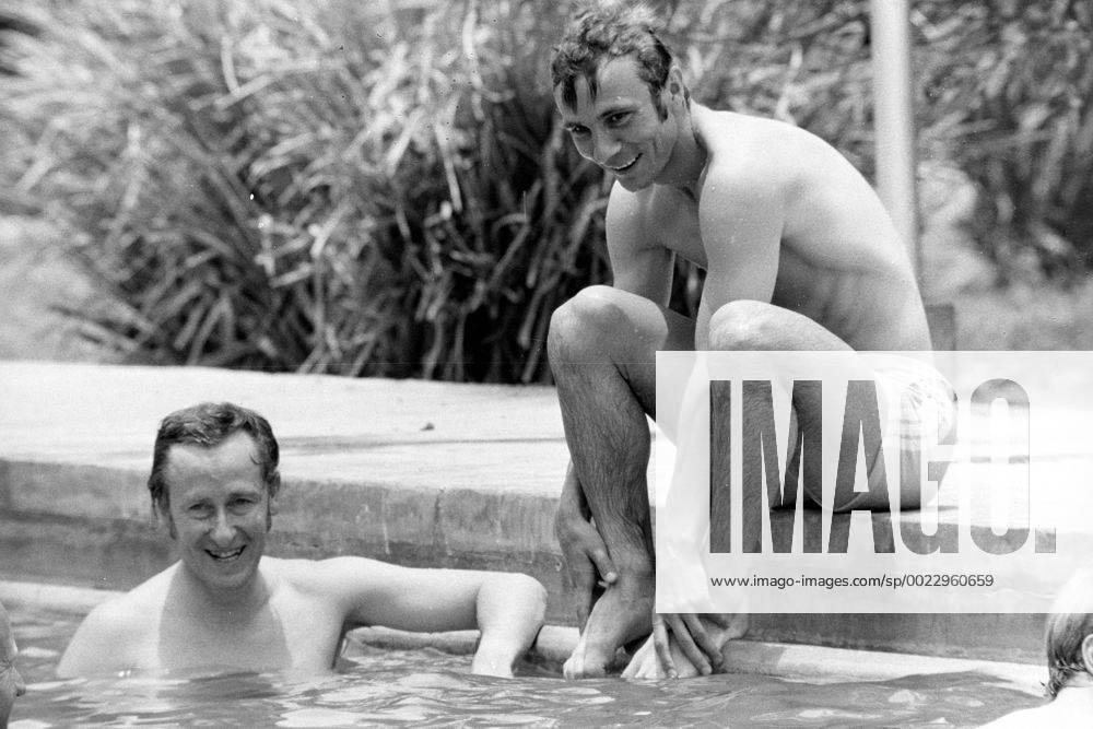 WM 1970: Reinhard -Stan- Libuda (BR Deutschland) und sein Vereinstrainer Rudi Gutendorf (beide FC Schalke 04) am und im Pool