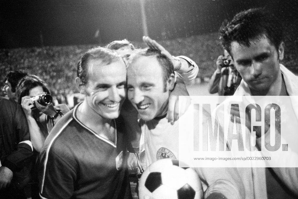 Uwe Seeler (BR Deutschland) nach seinem letzten Länderspiel 1970 in Nürnberg mit Ferenc Bene (Ungarn)