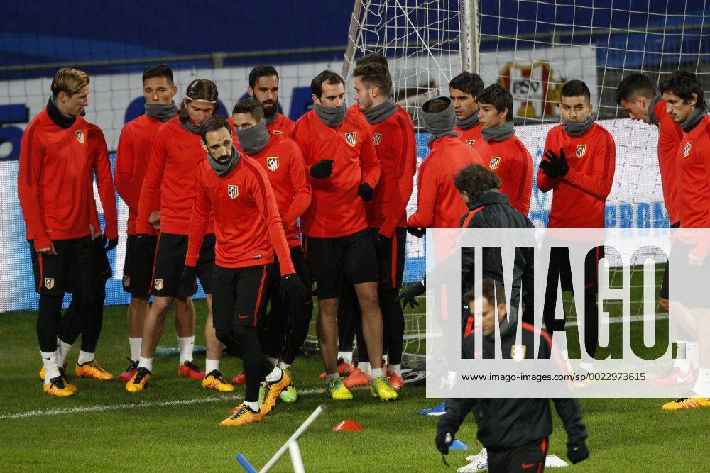 Fußball, Champions League, Atletico Madrid Training during a training session of Atletico Madrid prior to the Europa League match against PSV Eindhoven on February 23, 2016 at the Philips stadium in Eindhoven, The Netherlands. Atletico Madrid UEFA Europa League 2015 2016 JeroenxPutmansxIVx 5030197