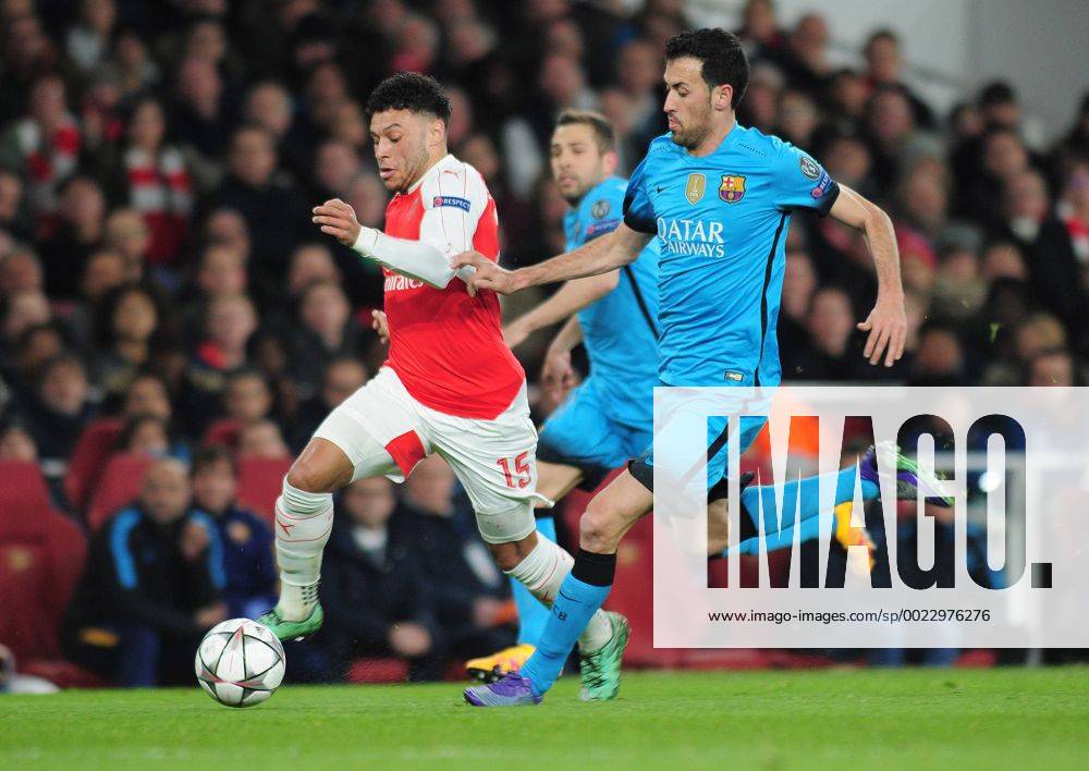Football - 2015 2016 Champions League - Round of 16, First Leg: Arsenal vs. Barcelona Alex Oxlade Chamberlain of Arsenal and Sergio Busquets of Barcelona at The Emirates. COLORSPORT ANDREW COWIE