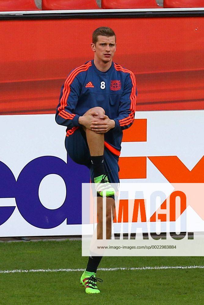 Leverkusen Lars Bender ( 8, Bayer 04 Leverkusen), PK und Training, Bayer 04 Leverkusen - Sporting Lissabon, Fussball, Europa League, 24.02.2016,