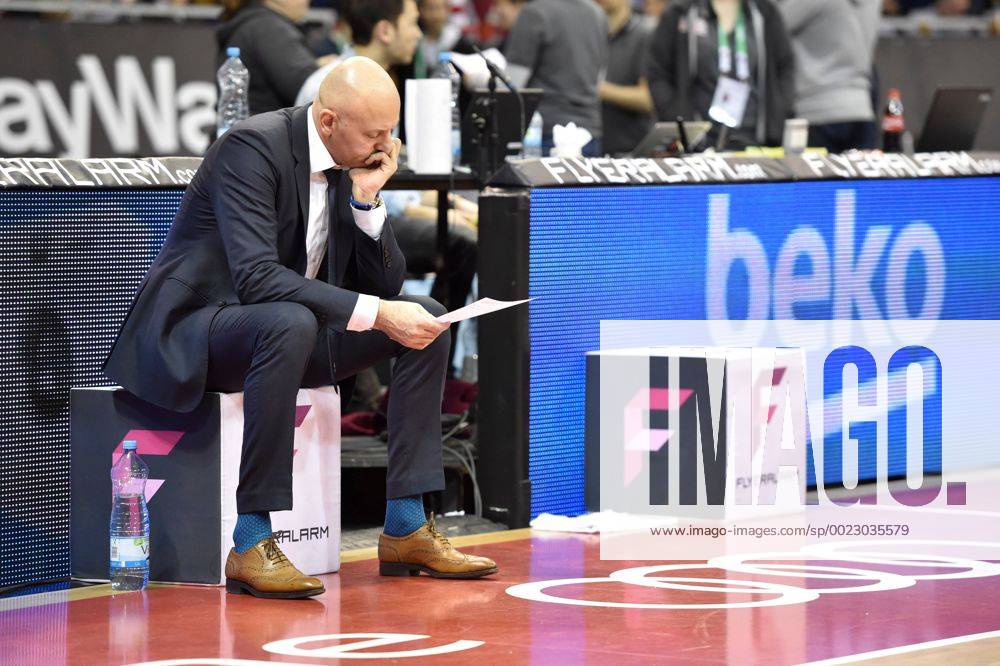 Sasa Obradovic, Cheftrainer (Alba Berlin), Einzelbild, nachdenklich zur Halbzeit beim Spielstand von 55:33, FC Bayern Muenchen Basketball vs Alba Berlin, 28.02.16