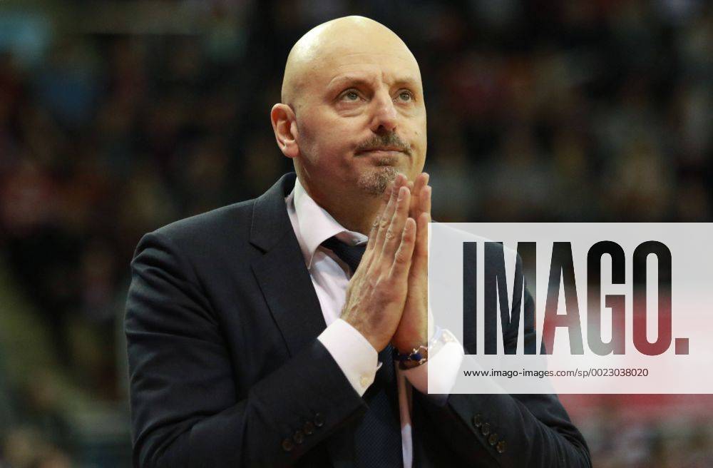 Trainer Sasa Obradovic (Alba) betet Basketball Beko BBL FC Bayern Basketball - Alba Berlin 28.02.2016