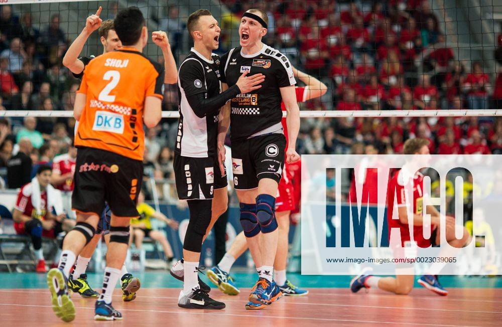 Mannheim, Deutschland, 28.02.2016: Volleyball DVV Pokalfinale 2016 - Finale der Männer Maenner - TV Ingersoll Bühl Buehl - Berlin Recycling Volleys. Jubel v.li. Robert Kromm (BR Volleys 3), Erik Shoji (BR Volleys 2), Paul Lotman (BR Volleys 9), Felix Fischer (BR Volleys 6)