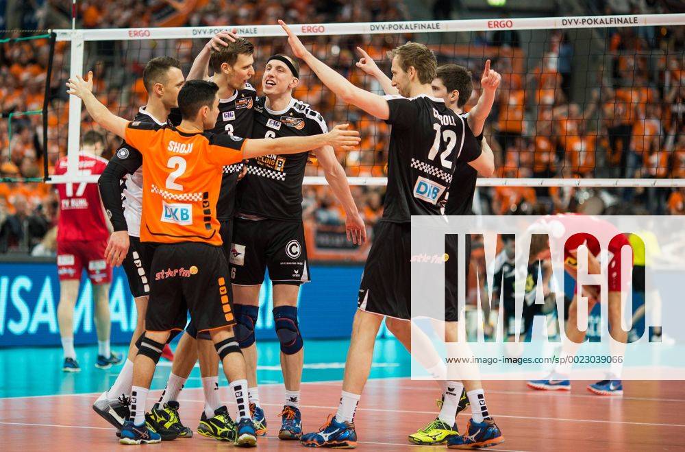 Mannheim, Deutschland, 28.02.2016: Volleyball DVV Pokalfinale 2016 - Finale der Männer Maenner - TV Ingersoll Bühl Buehl - Berlin Recycling Volleys. Jubel v.li. Paul Lotman (BR Volleys 9), Erik Shoji (BR Volleys 2), Robert Kromm (BR Volleys 3), Felix Fischer (BR Volleys 6), Paul Carroll (BR Volleys 12), Tsimafei Zhukouski (BR Volleys 11)