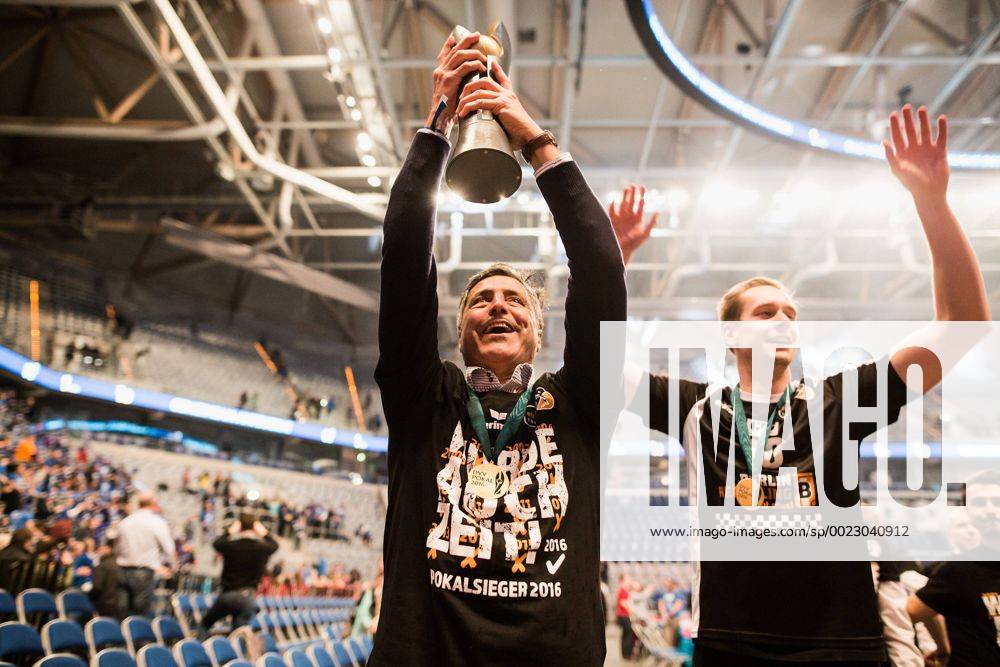 Mannheim, Deutschland, 28.02.2016: Volleyball DVV Pokalfinale 2016 - Finale der Männer Maenner - TV Ingersoll Bühl Buehl - Berlin Recycling Volleys. Die BR Volleys gewinnen den DVV Pokal. Manager Kaweh Niroomand (BR Volleys) und Sebastian Kühner Kuehner (BR Volleys 20) jubeln mit Pokal.