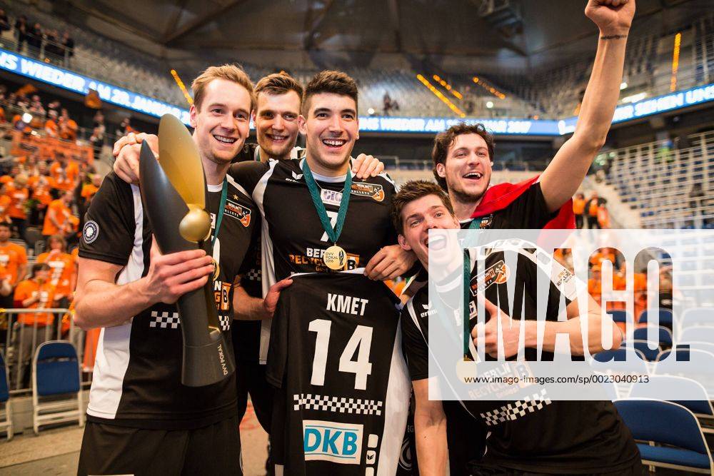 Mannheim, Deutschland, 28.02.2016: Volleyball DVV Pokalfinale 2016 - Finale der Männer Maenner - TV Ingersoll Bühl Buehl - Berlin Recycling Volleys. Die BR Volleys gewinnen den DVV Pokal. Jubel mit Pokal v.li. Sebastian Kühner Kuehner (BR Volleys 20), Robert Kromm (BR Volleys 3), Nicolas Le Goff (BR Volleys 7), Tomas Kmet (BR Volleys 14), Tsimafei Zhukouski (BR Volleys 11), Francesco De Marchi (BR Volleys 18)