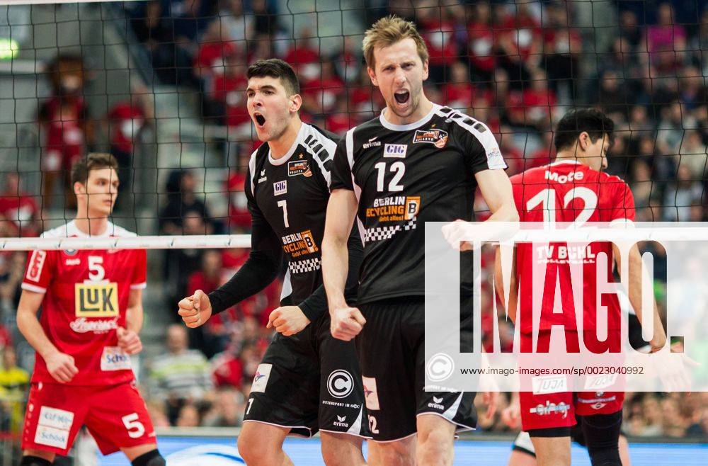 Mannheim, Deutschland, 28.02.2016: Volleyball DVV Pokalfinale 2016 - Finale der Männer Maenner - TV Ingersoll Bühl Buehl - Berlin Recycling Volleys. Die BR Volleys gewinnen den DVV Pokal. Jubel Nicolas Le Goff (BR Volleys 7), Paul Carroll (BR Volleys 12)