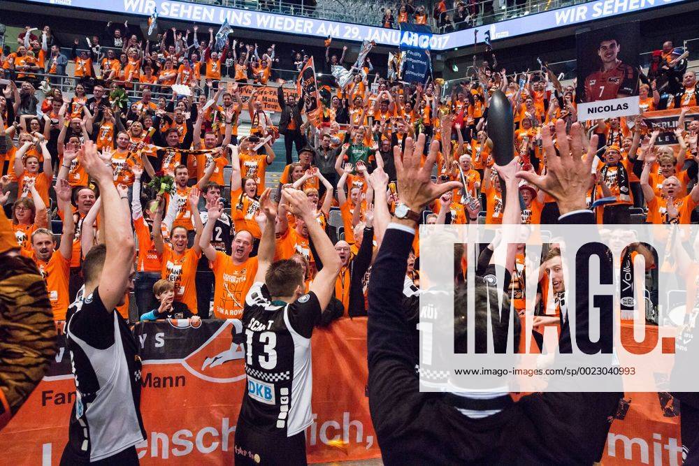 Mannheim, Deutschland, 28.02.2016: Volleyball DVV Pokalfinale 2016 - Finale der Männer Maenner - TV Ingersoll Bühl Buehl - Berlin Recycling Volleys. Die BR Volleys gewinnen den DVV Pokal. Jubel mit Pokal und Fans in der SAP Arena