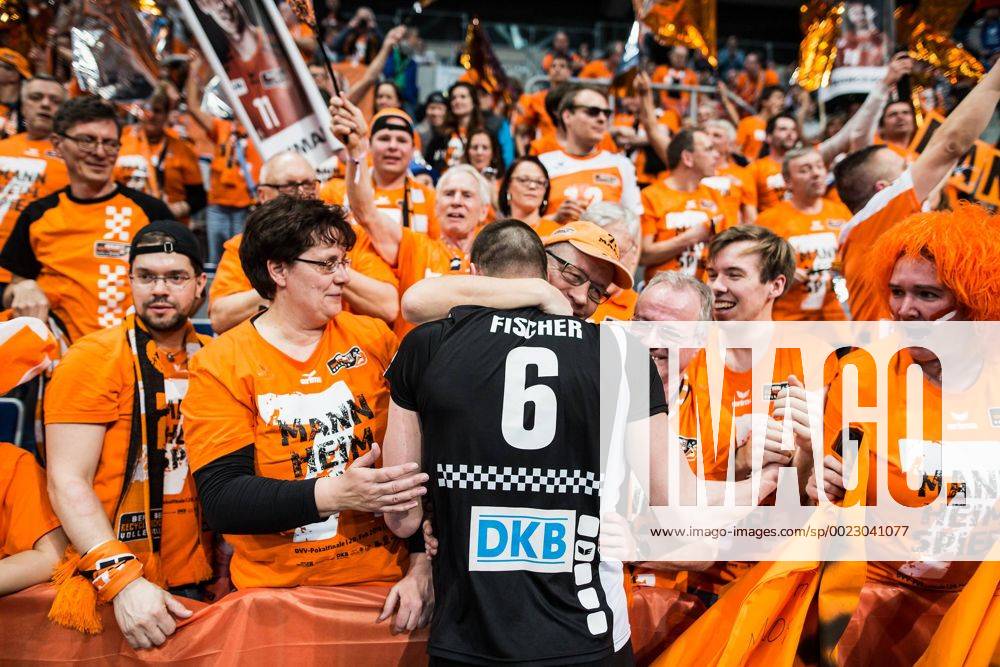 Mannheim, Deutschland, 28.02.2016: Volleyball DVV Pokalfinale 2016 - Finale der Männer Maenner - TV Ingersoll Bühl Buehl - Berlin Recycling Volleys. Die BR Volleys gewinnen den DVV Pokal. Fans herzigen Felix Fischer (BR Volleys 6)