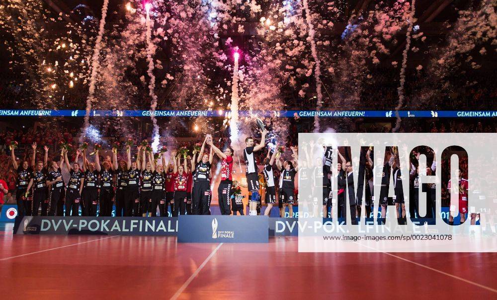 Mannheim, Deutschland, 28.02.2016: Volleyball DVV Pokalfinale 2016 - Finale der Männer Maenner - TV Ingersoll Bühl Buehl - Berlin Recycling Volleys. Siegerehrung Dresdener Sportclub und BR Volleys gewinnen DVV Pokal