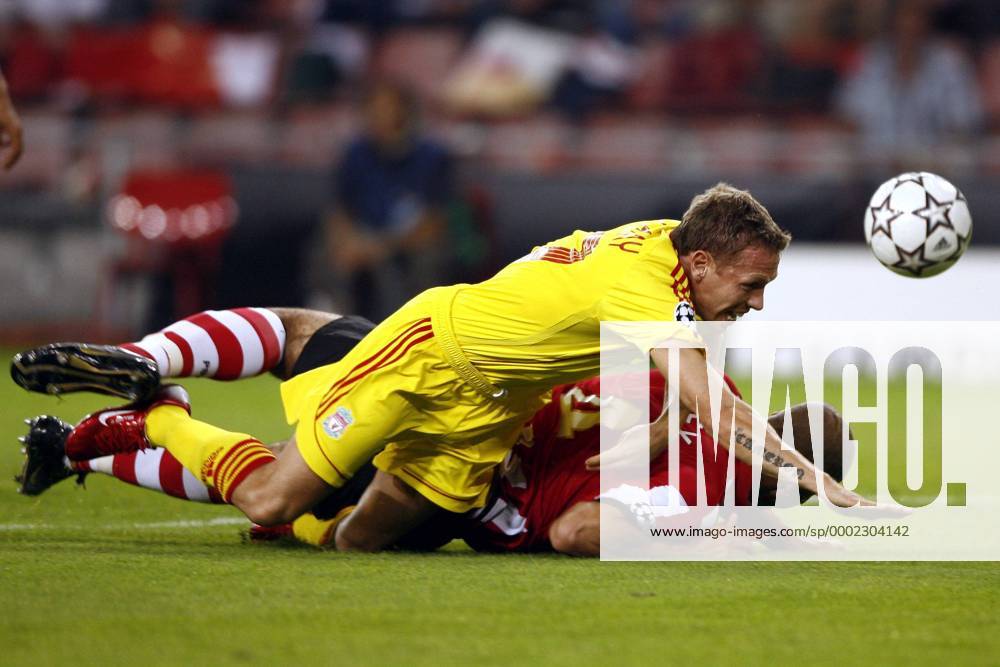 Craig Bellamy (Liverpool, vorn) gegen Alex (Eindhoven) - . Fußball EC 1 Herren Champions League 2006 2007, PSV Eindhoven - FC Liverpool 0:0 Gruppe Eindhoven Dynamik, Kampf, Fußball EC 1 Herren Champions League 2006 2007, PSV Eindhoven - FC Liverpool 0:0 Gruppe Eindhoven Dynamik, Kampf,
