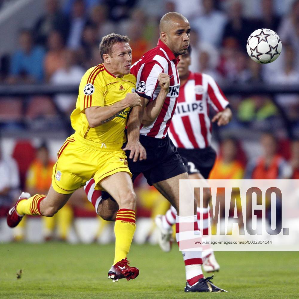 Craig Bellamy (Liverpool, li.) gegen Alex (Eindhoven) - . Fußball EC 1 Herren Champions League 2006 2007, PSV Eindhoven - FC Liverpool 0:0 Gruppe Eindhoven Dynamik, Kampf, Fußball EC 1 Herren Champions League 2006 2007, PSV Eindhoven - FC Liverpool 0:0 Gruppe Eindhoven Dynamik, Kampf,