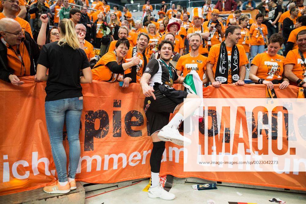 Mannheim, Deutschland, 28.02.2016: Volleyball DVV Pokalfinale 2016 - Finale der Männer Maenner - TV Ingersoll Bühl Buehl - Berlin Recycling Volleys. Die BR Volleys gewinnen den DVV Pokal 2016. Francesco De Marchi (BR Volleys 18) jubelt nach dem Spiel mit den Fans.