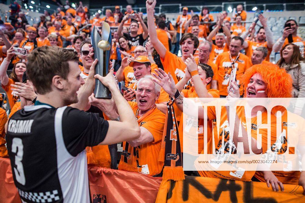 Mannheim, Deutschland, 28.02.2016: Volleyball DVV Pokalfinale 2016 - Finale der Männer Maenner - TV Ingersoll Bühl Buehl - Berlin Recycling Volleys. Die BR Volleys gewinnen den DVV Pokal 2016. Robert Kromm (BR Volleys 3) jubelt nach dem Spiel mit den Fans.