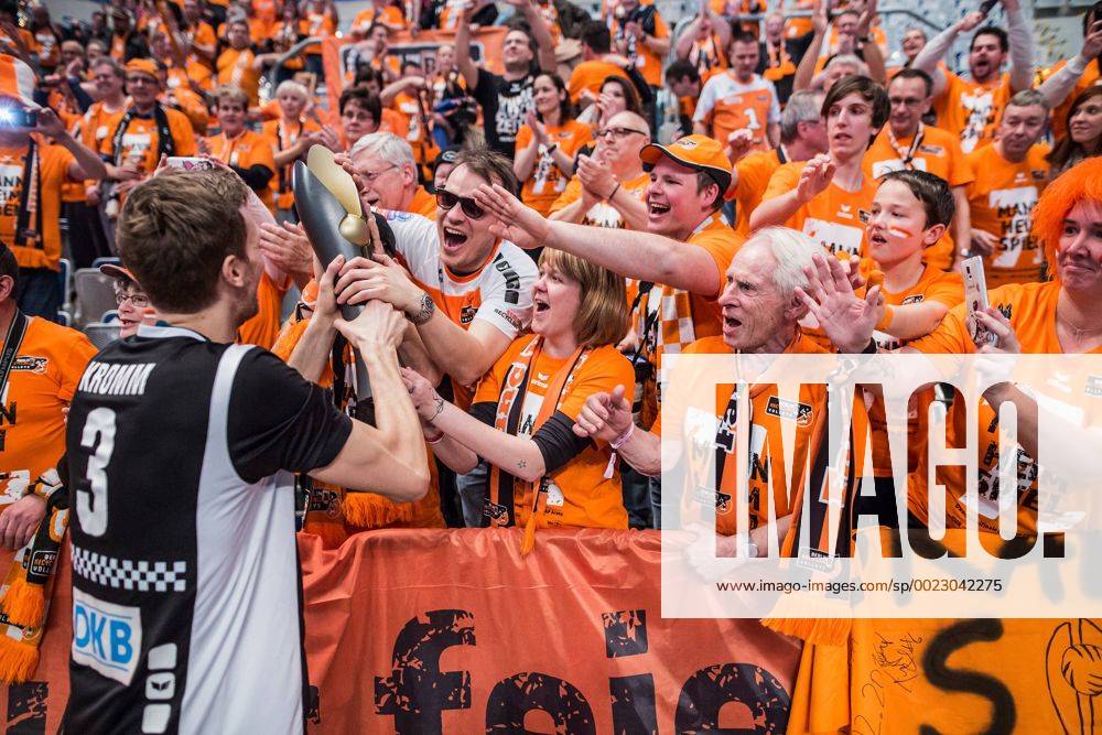 Mannheim, Deutschland, 28.02.2016: Volleyball DVV Pokalfinale 2016 - Finale der Männer Maenner - TV Ingersoll Bühl Buehl - Berlin Recycling Volleys. Die BR Volleys gewinnen den DVV Pokal 2016. Robert Kromm (BR Volleys 3) jubelt nach dem Spiel mit den Fans.