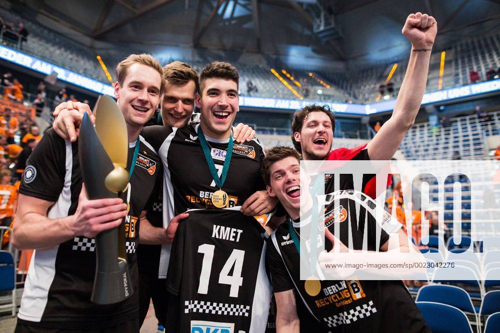 Mannheim, Deutschland, 28.02.2016: Volleyball DVV Pokalfinale 2016 - Finale der Männer Maenner - TV Ingersoll Bühl Buehl - Berlin Recycling Volleys. Die BR Volleys gewinnen den DVV Pokal 2016. Jubel mit Pokal Sebastian Kühner Kuehner (BR Volleys 20), Robert Kromm (BR Volleys 3), Nicolas Le Goff (BR Volleys 7), Tomas Kmet (BR Volleys 14), Tsimafei Zhukouski (BR Volleys 11), Francesco De Marchi (BR Volleys 18)
