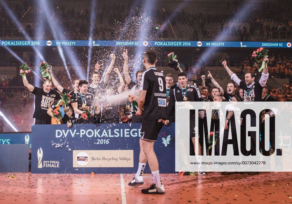 Mannheim, Deutschland, 28.02.2016: Volleyball DVV Pokalfinale 2016 - Finale der Männer Maenner - TV Ingersoll Bühl Buehl - Berlin Recycling Volleys. Die BR Volleys gewinnen den DVV Pokal 2016. Paul Lotman (BR Volleys 9) mit einer Sektdusche beim Siegerfoto.