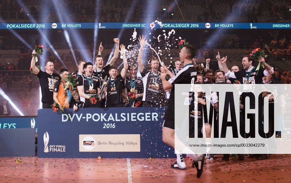 Mannheim, Deutschland, 28.02.2016: Volleyball DVV Pokalfinale 2016 - Finale der Männer Maenner - TV Ingersoll Bühl Buehl - Berlin Recycling Volleys. Die BR Volleys gewinnen den DVV Pokal 2016. Paul Lotman (BR Volleys 9) mit einer Sektdusche beim Siegerfoto.
