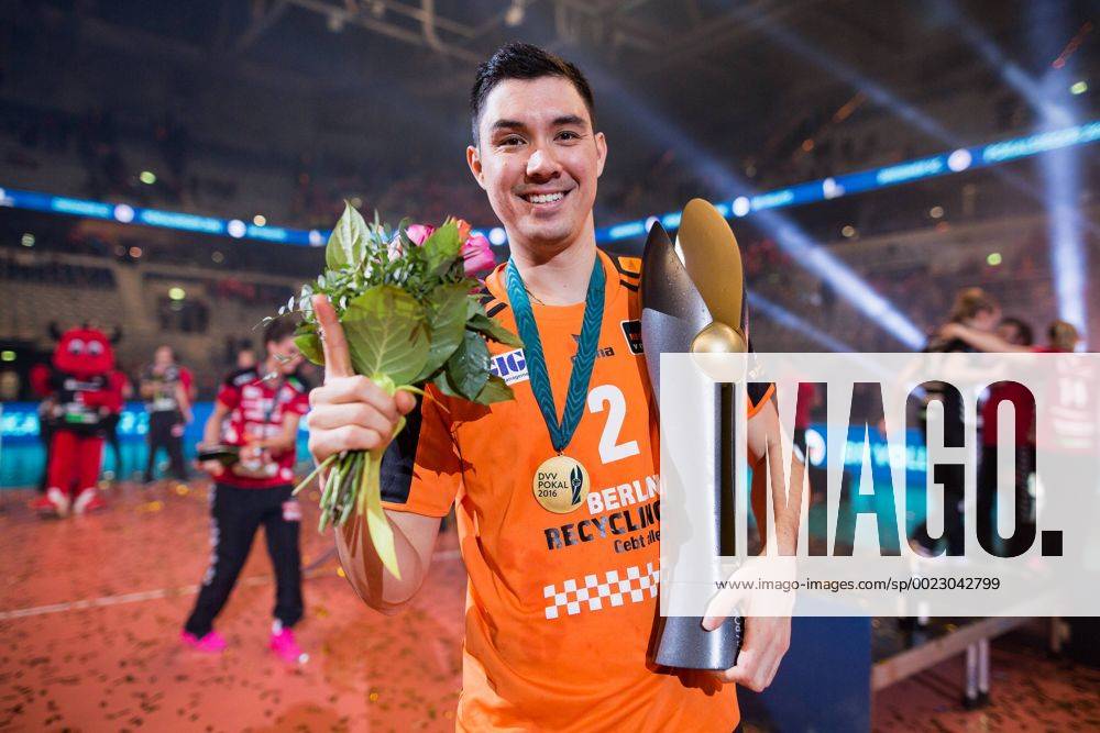 Mannheim, Deutschland, 28.02.2016: Volleyball DVV Pokalfinale 2016 - Finale der Männer Maenner - TV Ingersoll Bühl Buehl - Berlin Recycling Volleys. Die BR Volleys gewinnen den DVV Pokal 2016. Erik Shoji (BR Volleys 2)