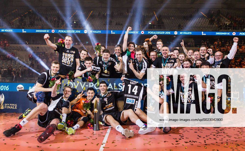 Mannheim, Deutschland, 28.02.2016: Volleyball DVV Pokalfinale 2016 - Finale der Männer Maenner - TV Ingersoll Bühl Buehl - Berlin Recycling Volleys. Die BR Volleys gewinnen den DVV Pokal 2016. Siegerfoto mit Pokal.