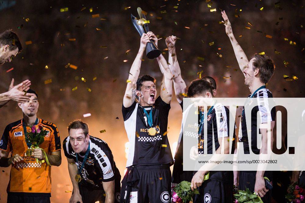 Mannheim, Deutschland, 28.02.2016: Volleyball DVV Pokalfinale 2016 - Finale der Männer Maenner - TV Ingersoll Bühl Buehl - Berlin Recycling Volleys. Die BR Volleys gewinnen den DVV Pokal 2016. Tsimafei Zhukouski (BR Volleys 11) jubelt mit Pokal