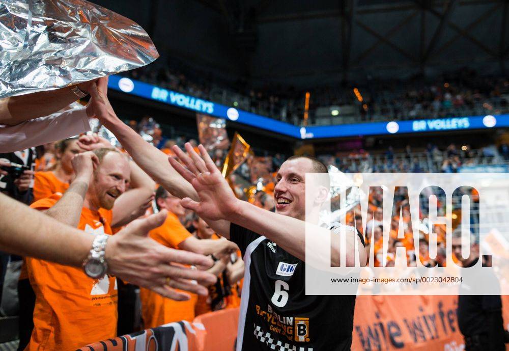 Mannheim, Deutschland, 28.02.2016: Volleyball DVV Pokalfinale 2016 - Finale der Männer Maenner - TV Ingersoll Bühl Buehl - Berlin Recycling Volleys. Die BR Volleys gewinnen den DVV Pokal 2016. Felix Fischer (BR Volleys 6) jubelt nach dem Spiel mit den Fans.