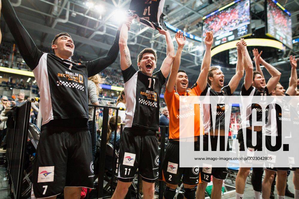 Mannheim, Deutschland, 28.02.2016: Volleyball DVV Pokalfinale 2016 - Finale der Männer Maenner - TV Ingersoll Bühl Buehl - Berlin Recycling Volleys. Die BR Volleys gewinnen den DVV Pokal 2016. Jubel mit den Fans v.li. Nicolas Le Goff (BR Volleys 7), Tsimafei Zhukouski (BR Volleys 11), Erik Shoji (BR Volleys 2), Paul Carroll (BR Volleys 12), Francesco De Marchi (BR Volleys 18), Sebastian Kühner Kuehner (BR Volleys 20)