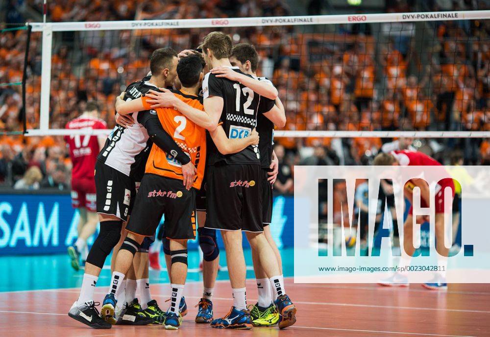 Mannheim, Deutschland, 28.02.2016: Volleyball DVV Pokalfinale 2016 - Finale der Männer Maenner - TV Ingersoll Bühl Buehl - Berlin Recycling Volleys. Die BR Volleys gewinnen den DVV Pokal 2016. Jubel BR Volleys.