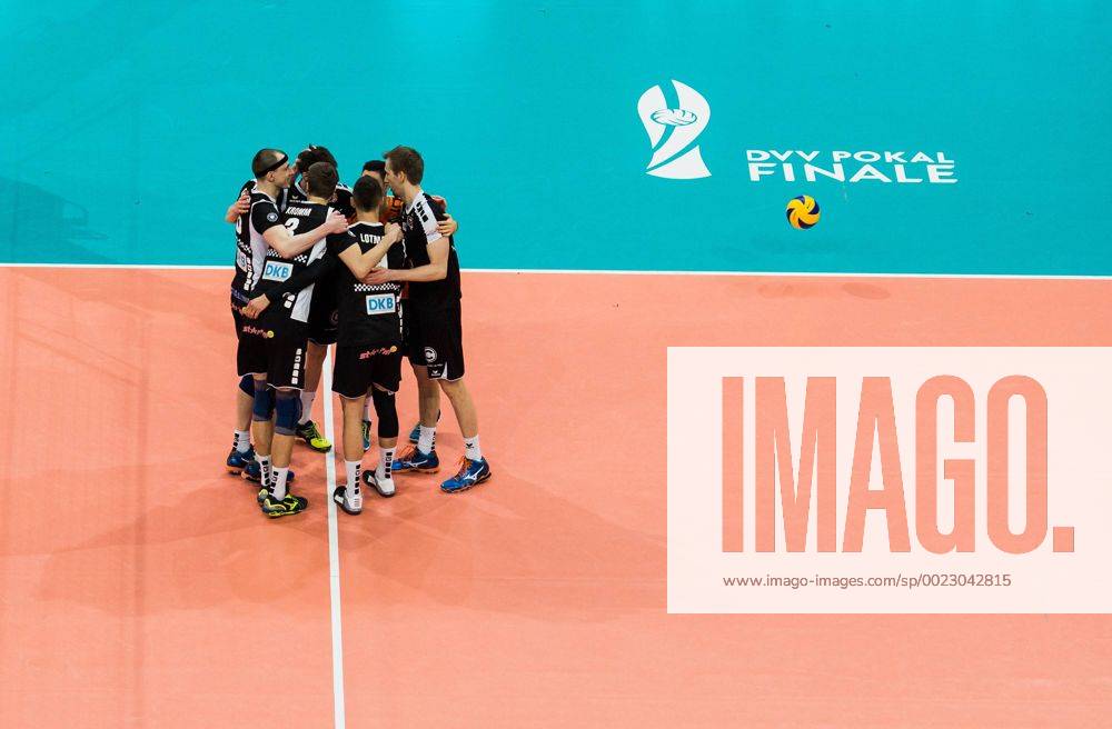 Mannheim, Deutschland, 28.02.2016: Volleyball DVV Pokalfinale 2016 - Finale der Männer Maenner - TV Ingersoll Bühl Buehl - Berlin Recycling Volleys. Die BR Volleys gewinnen den DVV Pokal 2016. Jubeltraube BR Volleys
