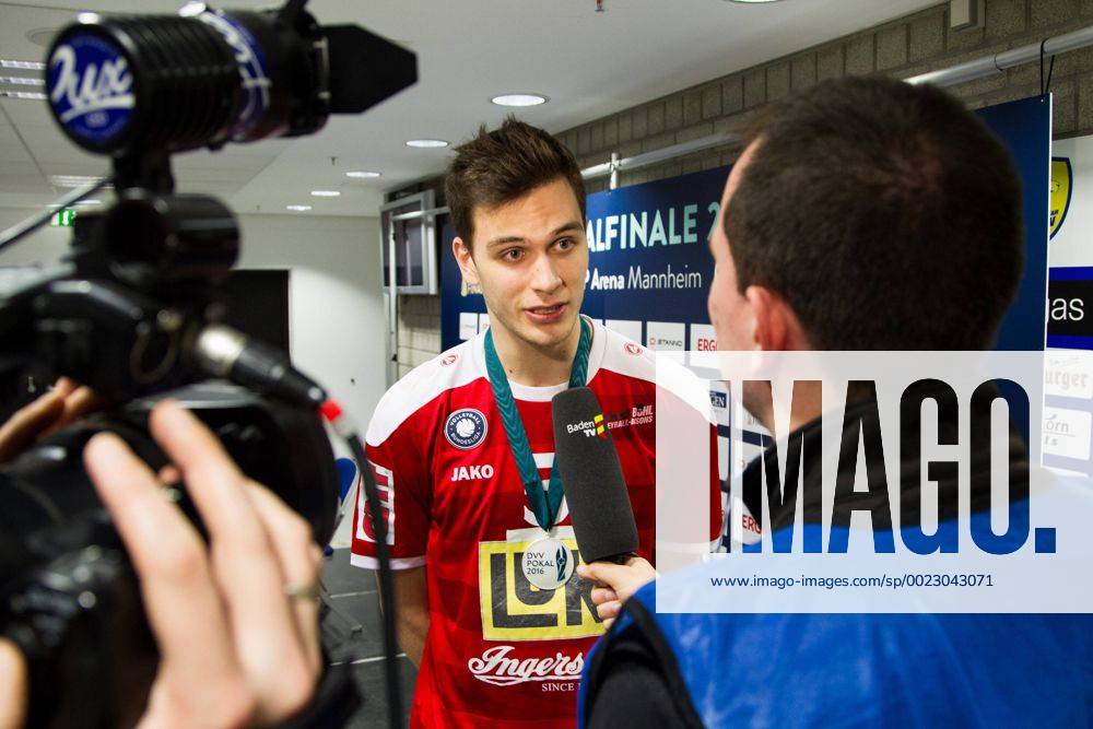 Mannheim David Sossenheimer ( 5 TV Ingersoll Buehl) im Interview; Volleyball DVV-Pokalfinale 2016, SAP-Arena, Mannheim Deutschland, 20160228; Finale Herren: TV Ingersoll Buehl vs Berlin Recycling Volleys