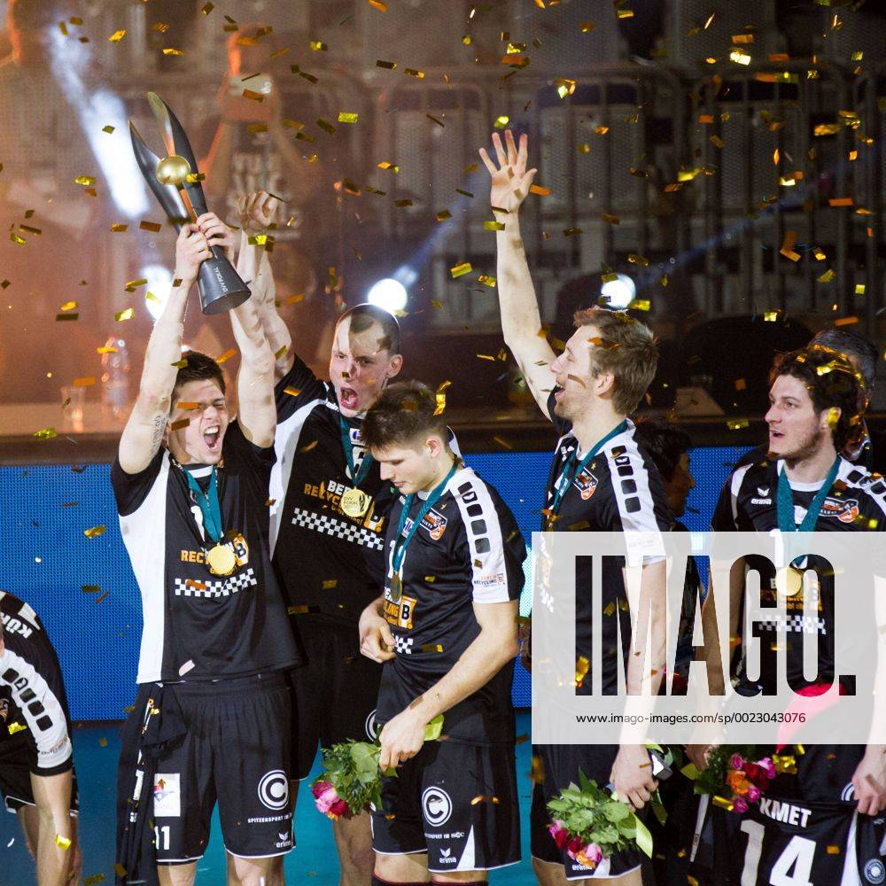 Mannheim Jubel Berlin Tsimafei Zhukouski ( 11 Berlin Recycling Volleys) mit dem Pokal; Volleyball DVV-Pokalfinale 2016, SAP-Arena, Mannheim Deutschland, 20160228; Finale Herren: TV Ingersoll Buehl vs Berlin Recycling Volleys