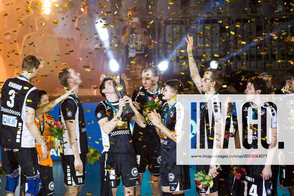 Mannheim Jubel Berlin Tsimafei Zhukouski ( 11 Berlin Recycling Volleys) mit dem Pokal; Volleyball DVV-Pokalfinale 2016, SAP-Arena, Mannheim Deutschland, 20160228; Finale Herren: TV Ingersoll Buehl vs Berlin Recycling Volleys