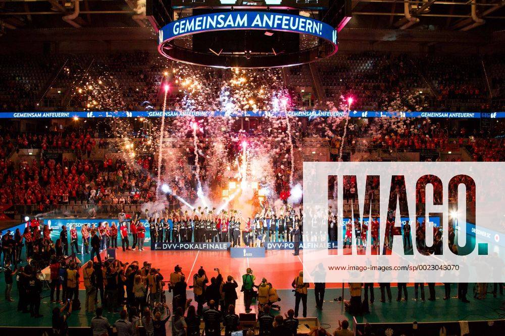 Mannheim Jubel Dresden und Berlin; Volleyball DVV-Pokalfinale 2016, SAP-Arena, Mannheim Deutschland, 20160228; Finale Herren: TV Ingersoll Buehl vs Berlin Recycling Volleys
