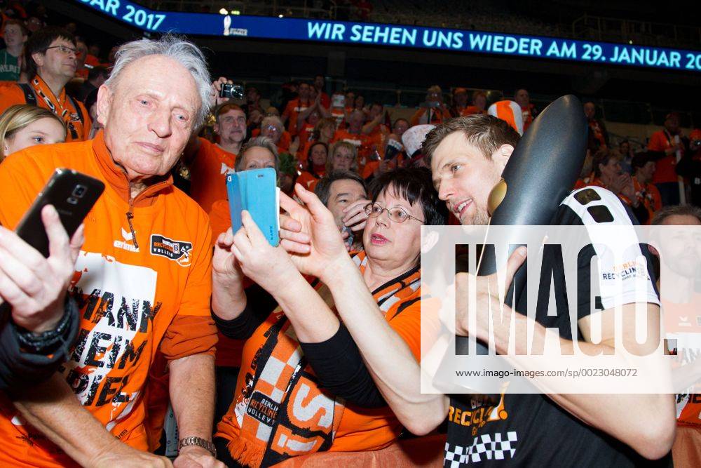 Mannheim Fans und Robert Kromm ( 3 Berlin Recycling Volleys); Volleyball DVV-Pokalfinale 2016, SAP-Arena, Mannheim Deutschland, 20160228; Finale Herren: TV Ingersoll Buehl vs Berlin Recycling Volleys