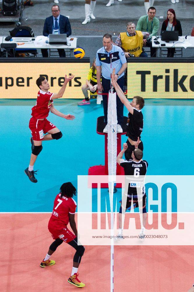Mannheim David Sossenheimer ( 5 TV Ingersoll Buehl) kann sich nicht durchsetzen; Volleyball DVV-Pokalfinale 2016, SAP-Arena, Mannheim Deutschland, 20160228; Finale Herren: TV Ingersoll Buehl vs Berlin Recycling Volleys