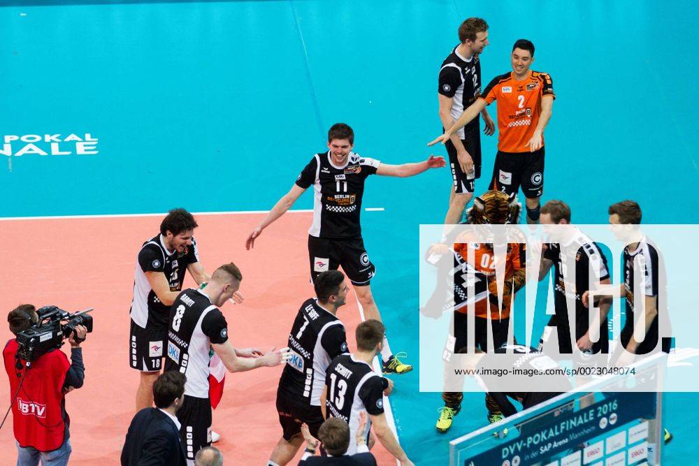 Mannheim Jubel Berlin: Tsimafei Zhukouski ( 11 Berlin Recycling Volleys) und Paul Carroll ( 12 Berlin Recycling Volleys), Erik Shoji ( 2 Berlin Recycling Volleys); Volleyball DVV-Pokalfinale 2016, SAP-Arena, Mannheim Deutschland, 20160228; Finale Herren: TV Ingersoll Buehl vs Berlin Recycling Volleys