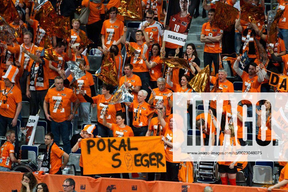 Mannheim Berliner Fans bejubeln der Sieg; Volleyball DVV-Pokalfinale 2016, SAP-Arena, Mannheim Deutschland, 20160228; Finale Herren: TV Ingersoll Buehl vs Berlin Recycling Volleys
