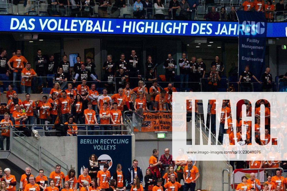 Mannheim Berliner Fans bejubeln der Sieg; Volleyball DVV-Pokalfinale 2016, SAP-Arena, Mannheim Deutschland, 20160228; Finale Herren: TV Ingersoll Buehl vs Berlin Recycling Volleys