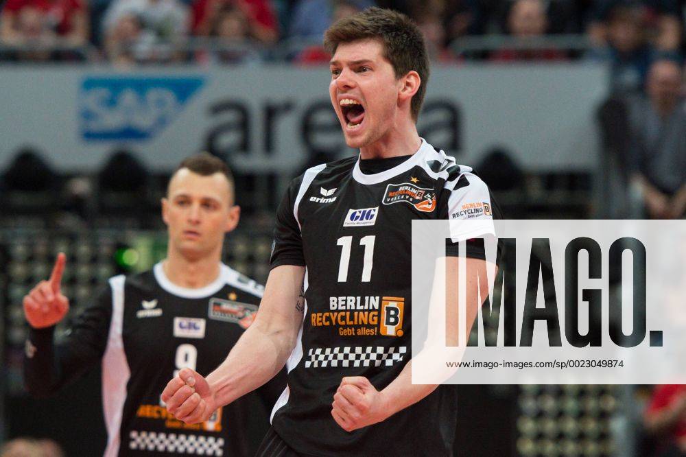 SAP Arena, Mannheim Volleyball, DVV-Pokal Finale, TV Ingersoll Bühl Buehl vs. Berlin Recycling Volleys Jubel Paul Lotman ( 9 Berlin), Tsimafei Zhukouski ( 11 Berlin)