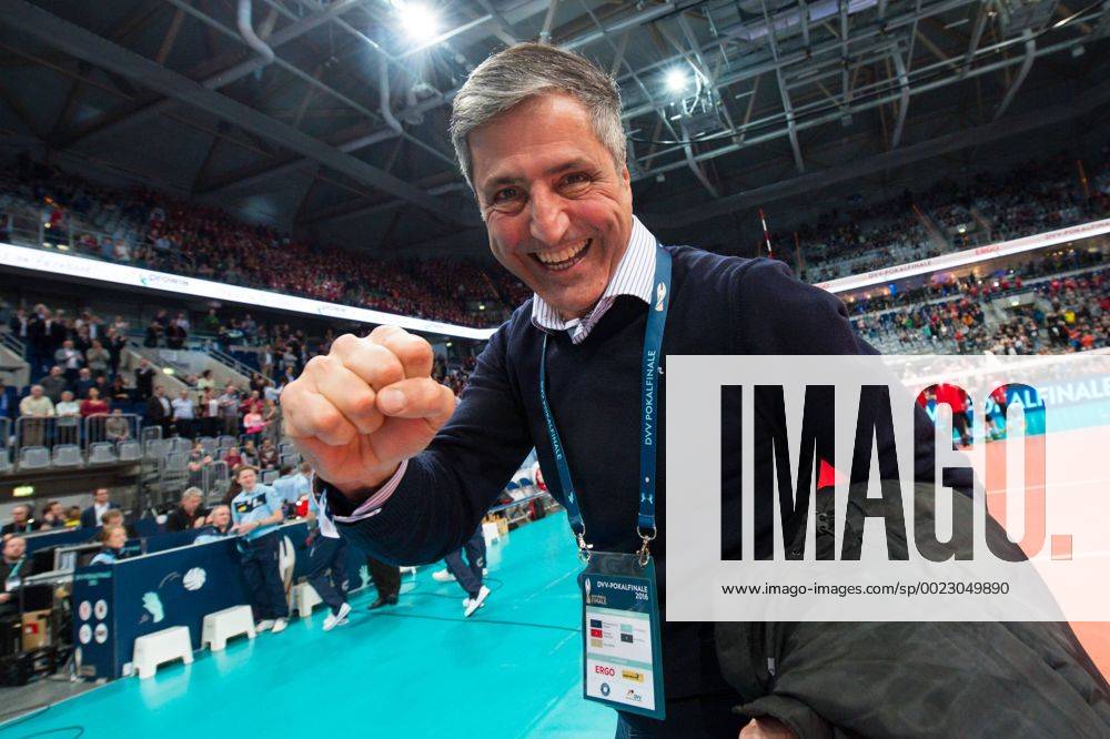SAP Arena, Mannheim Volleyball, DVV-Pokal Finale, TV Ingersoll Bühl Buehl vs. Berlin Recycling Volleys Jubel Kaweh Niroomand (Manager Berlin) nach Sieg